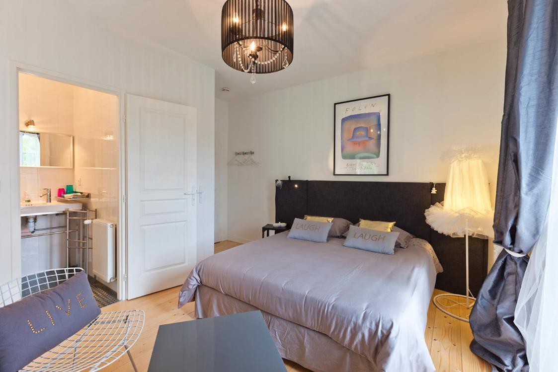 Bed and Breakfast La Tour Charlemagne Шато-Шалон Екстер'єр фото