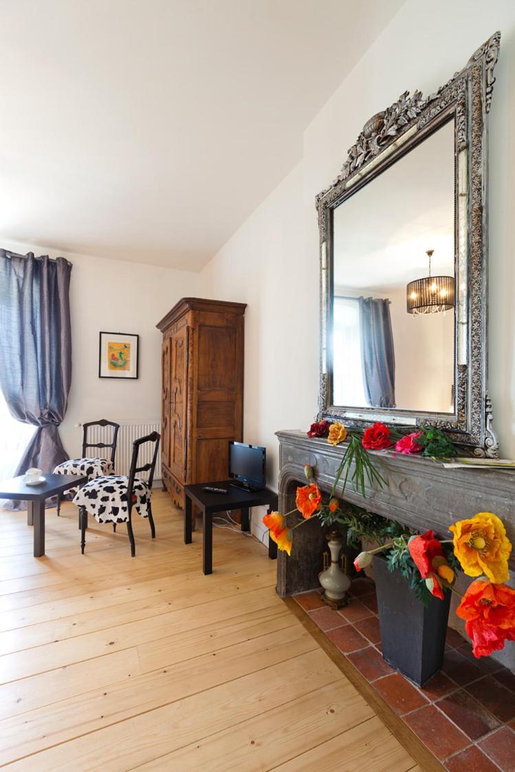 Bed and Breakfast La Tour Charlemagne Шато-Шалон Екстер'єр фото